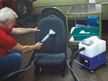 Herr Karl bei Polsterreinigung